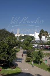 Image du Maroc Professionnelle de  L'ancienne Place des Nations Unies avant la disparition de cette partie au détriment des aménagements du Tramway de Casablanca, Lundi 6 Octobre 2008. Au fond la mosquée Hassan II. (Photo / Abdeljalil Bounhar)

